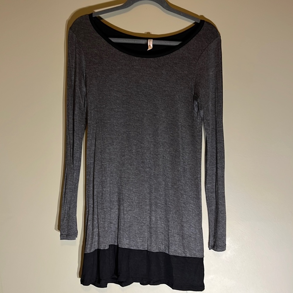 NWOT Celeste GREY & BLACK Tunic  EXQUISITE BACK BUTTON DETAIL